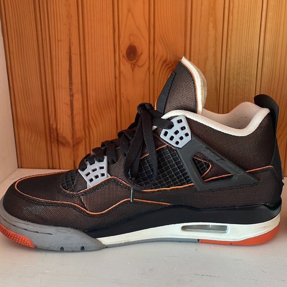 🔥DEAL🔥 Air Jordan Sneakers in Black and Orange - Picture 5 of 8